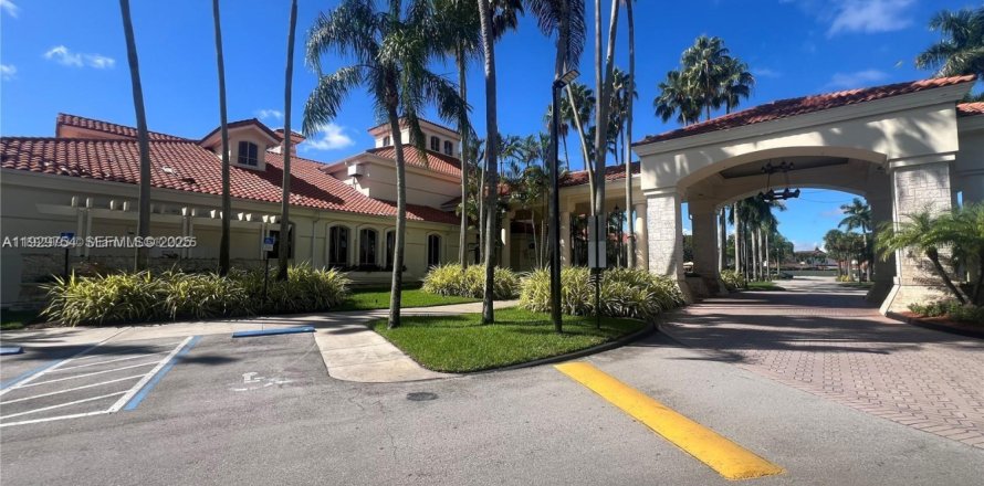 Кондоминиум с 3 спальнями в Дорал, Флорида № 1988599