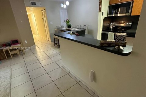 Снять в аренду кондоминиум в Дорал, Флорида 3 спальни, 98.48м2, № 1988599 - фото 6