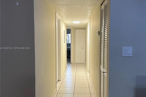 Снять в аренду кондоминиум в Дорал, Флорида 3 спальни, 98.48м2, № 1988599 - фото 4