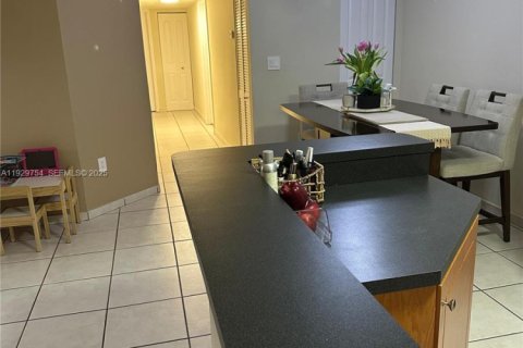 Снять в аренду кондоминиум в Дорал, Флорида 3 спальни, 98.48м2, № 1988599 - фото 5