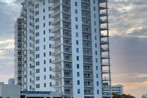 Снять в аренду кондоминиум в Майами, Флорида 2 спальни, 99.68м2, № 1942028 - фото 2