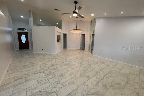 House in Brandon, Florida 3 bedrooms, 146.23 sq.m. № 2117417 - photo 4
