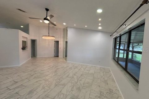 House in Brandon, Florida 3 bedrooms, 146.23 sq.m. № 2117417 - photo 5