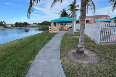 Casa en venta en Homestead, Florida, 3 dormitorios, 98.48 m2 № 2032133 - foto 2