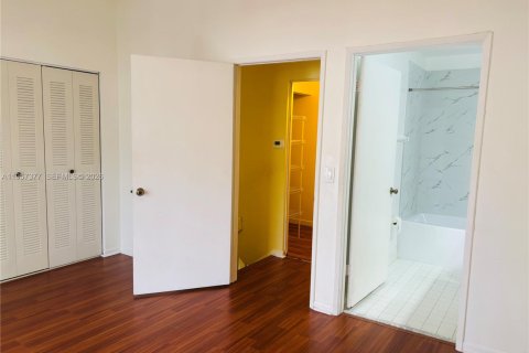 Снять в аренду таунхаус в Майами-Лейкс, Флорида 2 спальни, 103.12м2, № 2011433 - фото 18