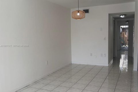 Снять в аренду таунхаус в Майами-Лейкс, Флорида 2 спальни, 103.12м2, № 2011433 - фото 8