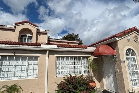 Снять в аренду таунхаус в Майами-Лейкс, Флорида 2 спальни, 103.12м2, № 2011433 - фото 2