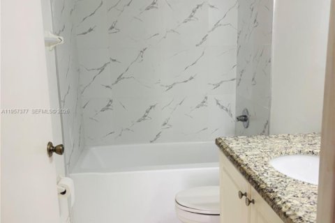 Снять в аренду таунхаус в Майами-Лейкс, Флорида 2 спальни, 103.12м2, № 2011433 - фото 20