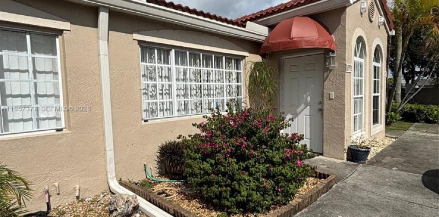 Таунхаус в Майами-Лейкс, Флорида 2 спальни, 103.12м2 № 2011433