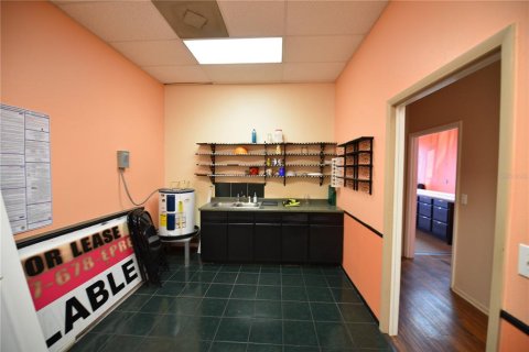 Propiedad comercial en alquiler en New Port Richey, Florida, 132.66 m2 № 1446260 - foto 5