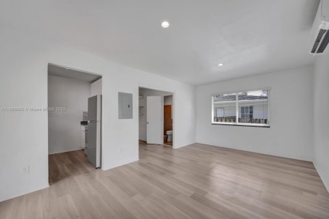 Villa ou maison à louer à Miami, Floride: 46.45 m2 № 1942478 - photo 5