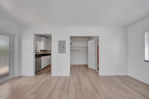 Villa ou maison à louer à Miami, Floride: 46.45 m2 № 1942478 - photo 6