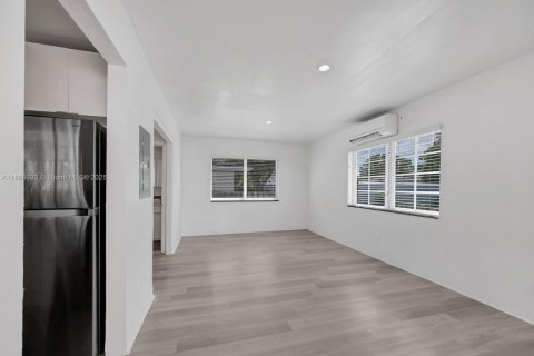 Villa ou maison à louer à Miami, Floride: 46.45 m2 № 1942478 - photo 7