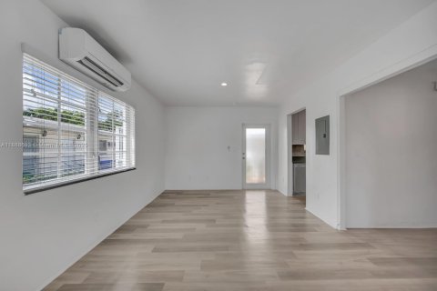 Villa ou maison à louer à Miami, Floride: 46.45 m2 № 1942478 - photo 2