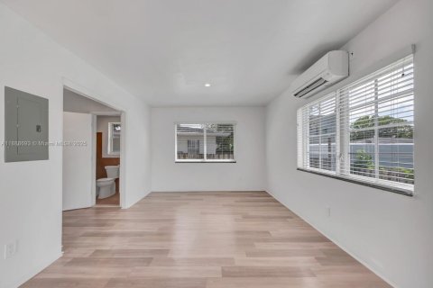 Villa ou maison à louer à Miami, Floride: 46.45 m2 № 1942478 - photo 4