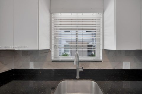 Villa ou maison à louer à Miami, Floride: 46.45 m2 № 1942478 - photo 9