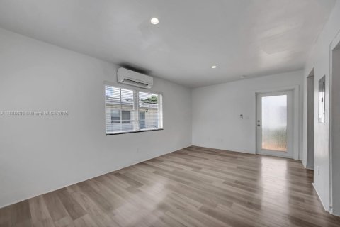 Villa ou maison à louer à Miami, Floride: 46.45 m2 № 1942478 - photo 3