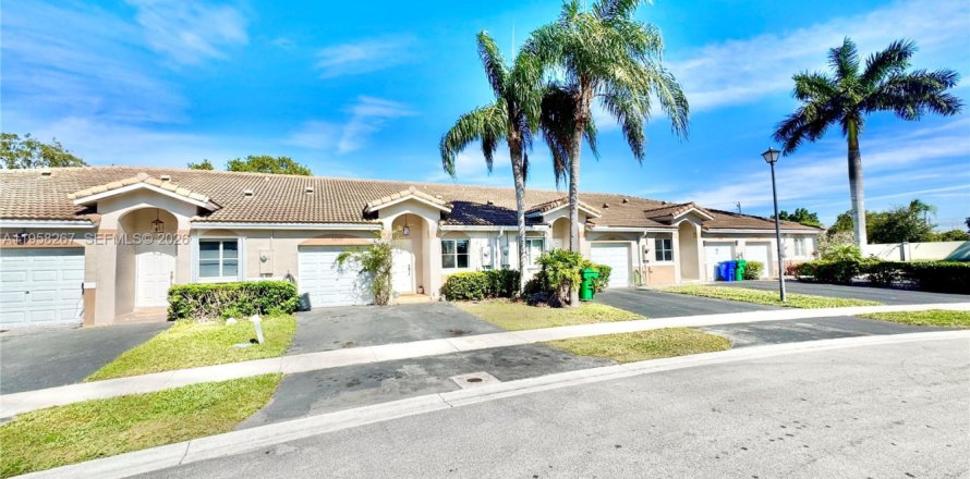 House in Miramar, Florida 2 bedrooms, 96.99 sq.m. № 2020702