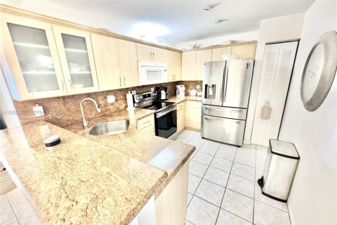 House in Miramar, Florida 2 bedrooms, 96.99 sq.m. № 2020702 - photo 6