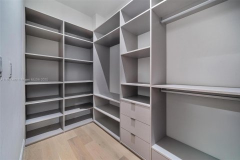 House in Doral, Florida 3 bedrooms, 209.68 sq.m. № 1756694 - photo 7