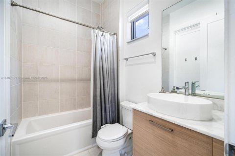 House in Doral, Florida 3 bedrooms, 209.68 sq.m. № 1756694 - photo 9