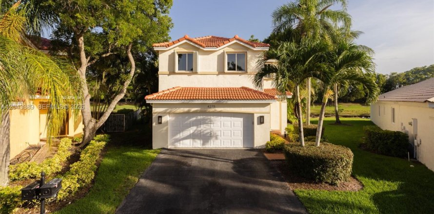 Villa ou maison à Weston, Floride 4 chambres, 176.7 m2 № 2260126