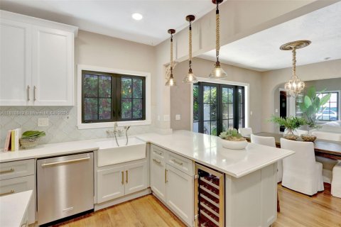 House in Coral Gables, Florida 4 bedrooms, 173.63 sq.m. № 1756889 - photo 7