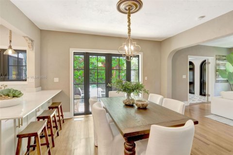 House in Coral Gables, Florida 4 bedrooms, 173.63 sq.m. № 1756889 - photo 8