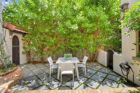 House in Coral Gables, Florida 4 bedrooms, 173.63 sq.m. № 1756889 - photo 9