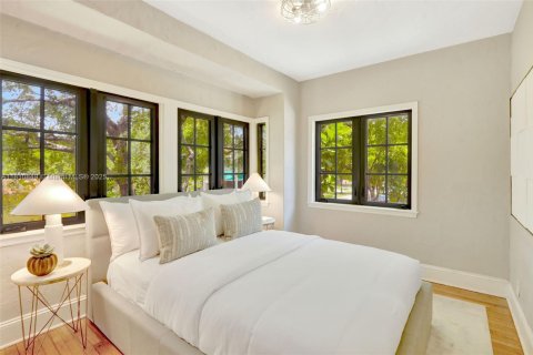 House in Coral Gables, Florida 4 bedrooms, 173.63 sq.m. № 1756889 - photo 14
