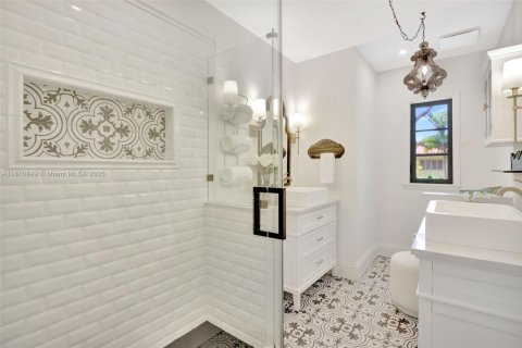 House in Coral Gables, Florida 4 bedrooms, 173.63 sq.m. № 1756889 - photo 11