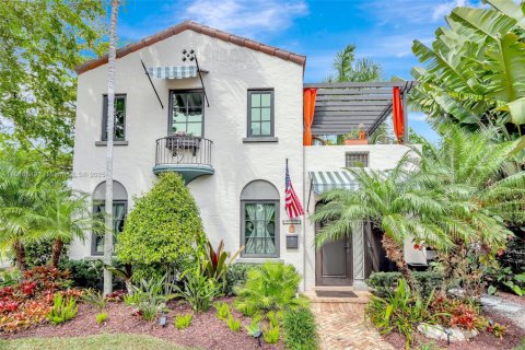 House in Coral Gables, Florida 4 bedrooms, 173.63 sq.m. № 1756889 - photo 1