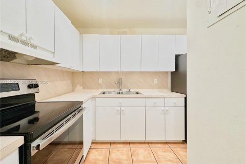 Condominio en alquiler en Miami, Florida, 2 dormitorios, 81.94 m2 № 2008596 - foto 4