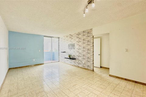 Condominio en alquiler en Miami, Florida, 2 dormitorios, 81.94 m2 № 2008596 - foto 6