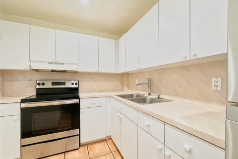 Condominio en alquiler en Miami, Florida, 2 dormitorios, 81.94 m2 № 2008596 - foto 3