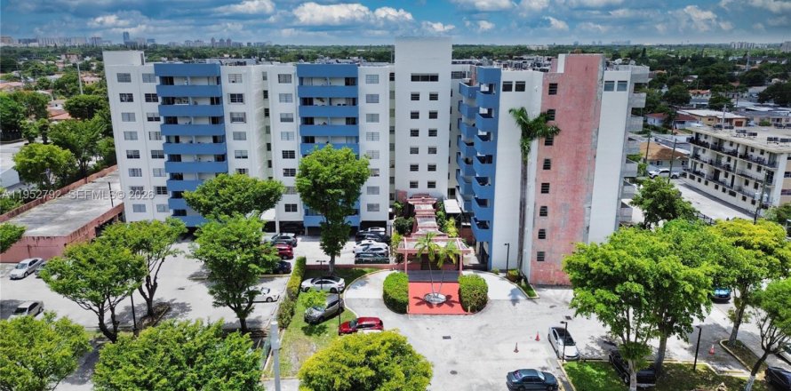 Condominio en Miami, Florida, 2 dormitorios  № 2008596