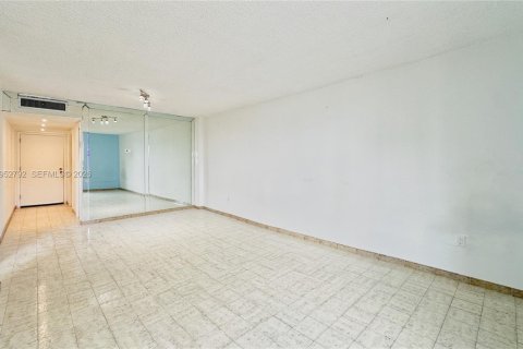 Condominio en alquiler en Miami, Florida, 2 dormitorios, 81.94 m2 № 2008596 - foto 7