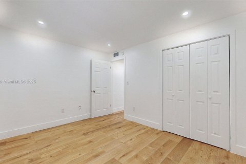 Apartamento en alquiler en Miami, Florida, 2 dormitorios, 66.89 m2 № 1969736 - foto 10