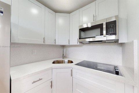 Apartamento en alquiler en Miami, Florida, 2 dormitorios, 66.89 m2 № 1969736 - foto 4
