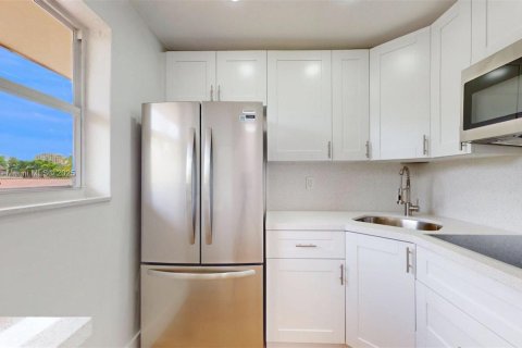 Apartamento en alquiler en Miami, Florida, 2 dormitorios, 66.89 m2 № 1969736 - foto 5