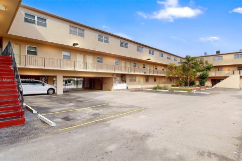 Apartamento en alquiler en Miami, Florida, 2 dormitorios, 66.89 m2 № 1969736 - foto 2