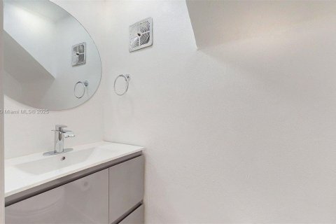 Apartamento en alquiler en Miami, Florida, 2 dormitorios, 66.89 m2 № 1969736 - foto 7