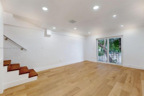 Apartamento en alquiler en Miami, Florida, 2 dormitorios, 66.89 m2 № 1969736 - foto 8