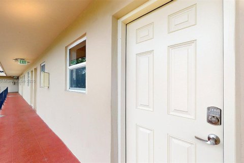 Apartamento en alquiler en Miami, Florida, 2 dormitorios, 66.89 m2 № 1969736 - foto 3