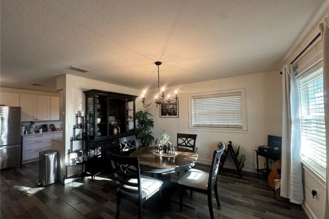 House in Tavares, Florida 2 bedrooms, 109.07 sq.m. № 2395885 - photo 4