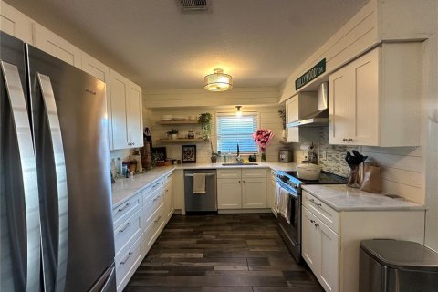 House in Tavares, Florida 2 bedrooms, 109.07 sq.m. № 2395885 - photo 2