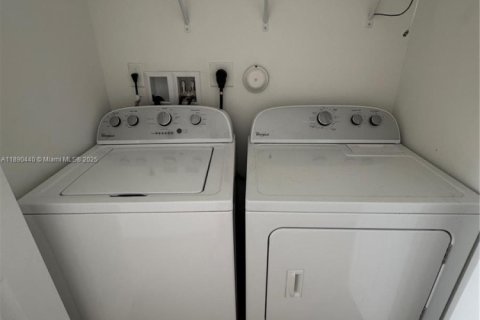 House in Miramar, Florida 3 bedrooms, 183.67 sq.m. № 1943325 - photo 17