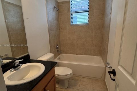 House in Miramar, Florida 3 bedrooms, 183.67 sq.m. № 1943325 - photo 13