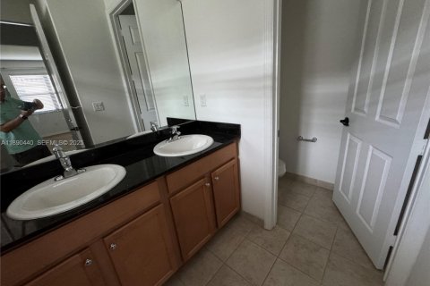 House in Miramar, Florida 3 bedrooms, 183.67 sq.m. № 1943325 - photo 19