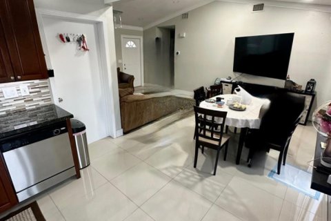 House in Boca Raton, Florida 2 bedrooms, 110.18 sq.m. № 1179406 - photo 1